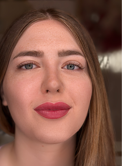 Volto di una cliente dopo il trattamento di microblading