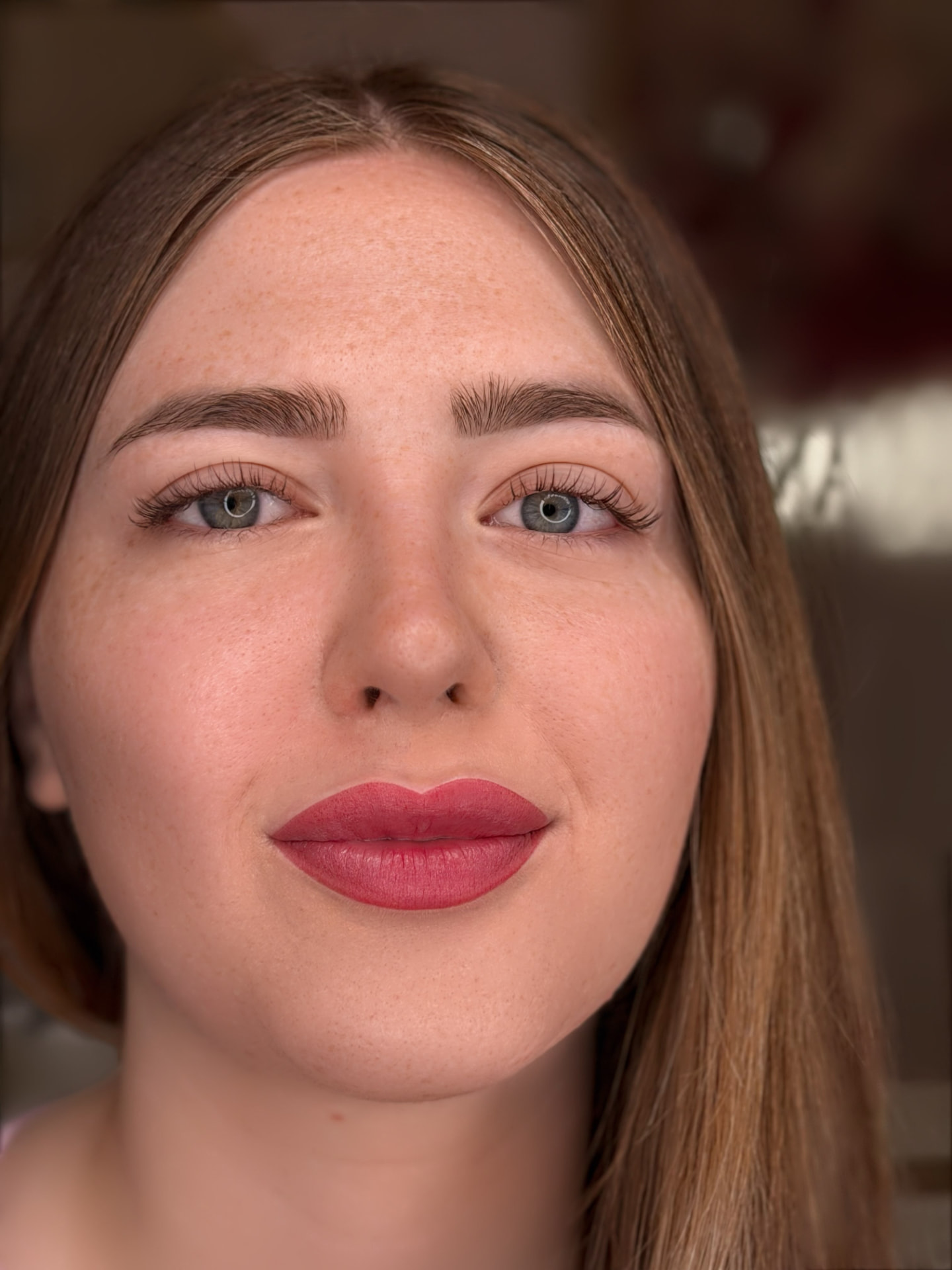 Viso di cliente con Lip Blush e sopracciglia definite