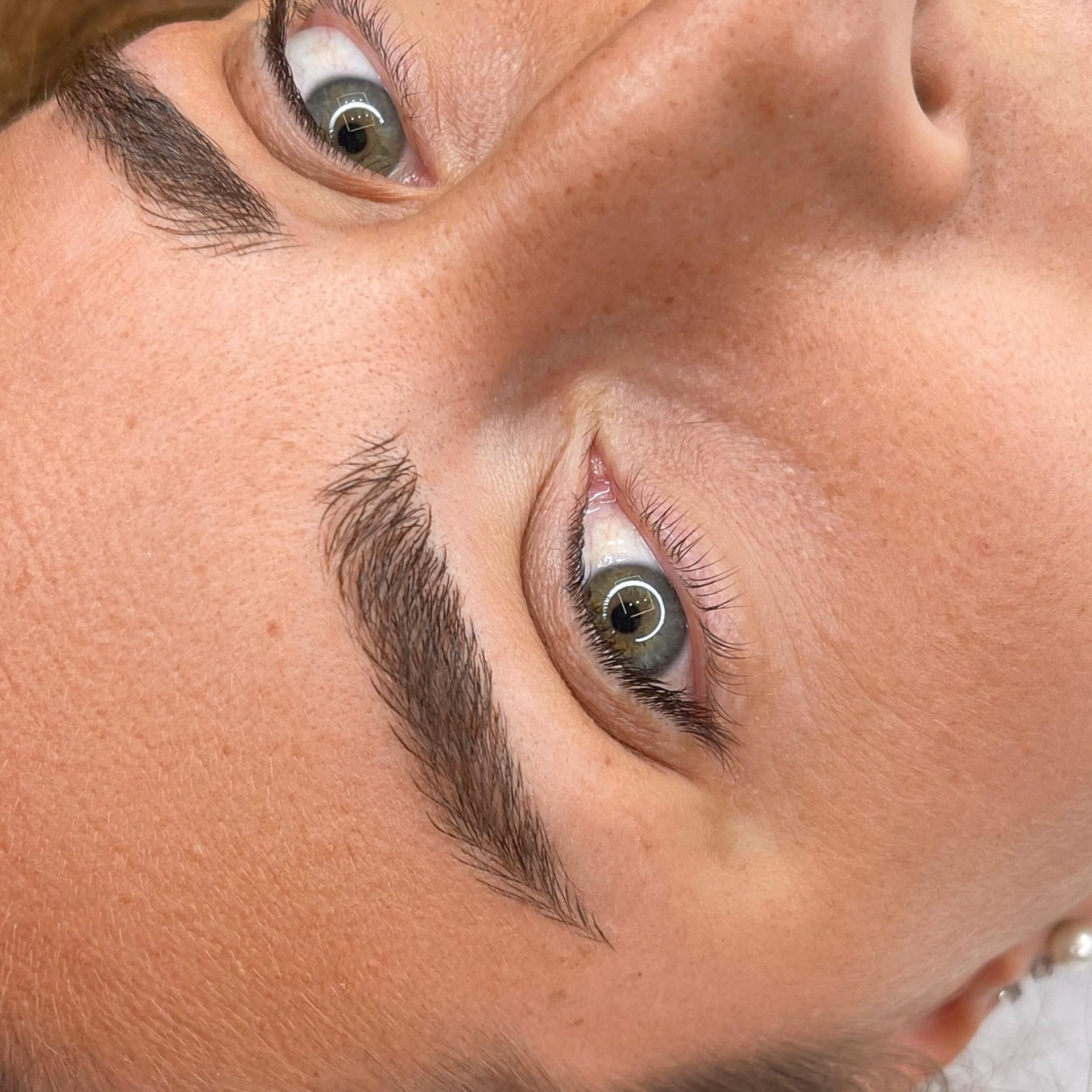 Sopracciglia con effetto polvere viste di profilo