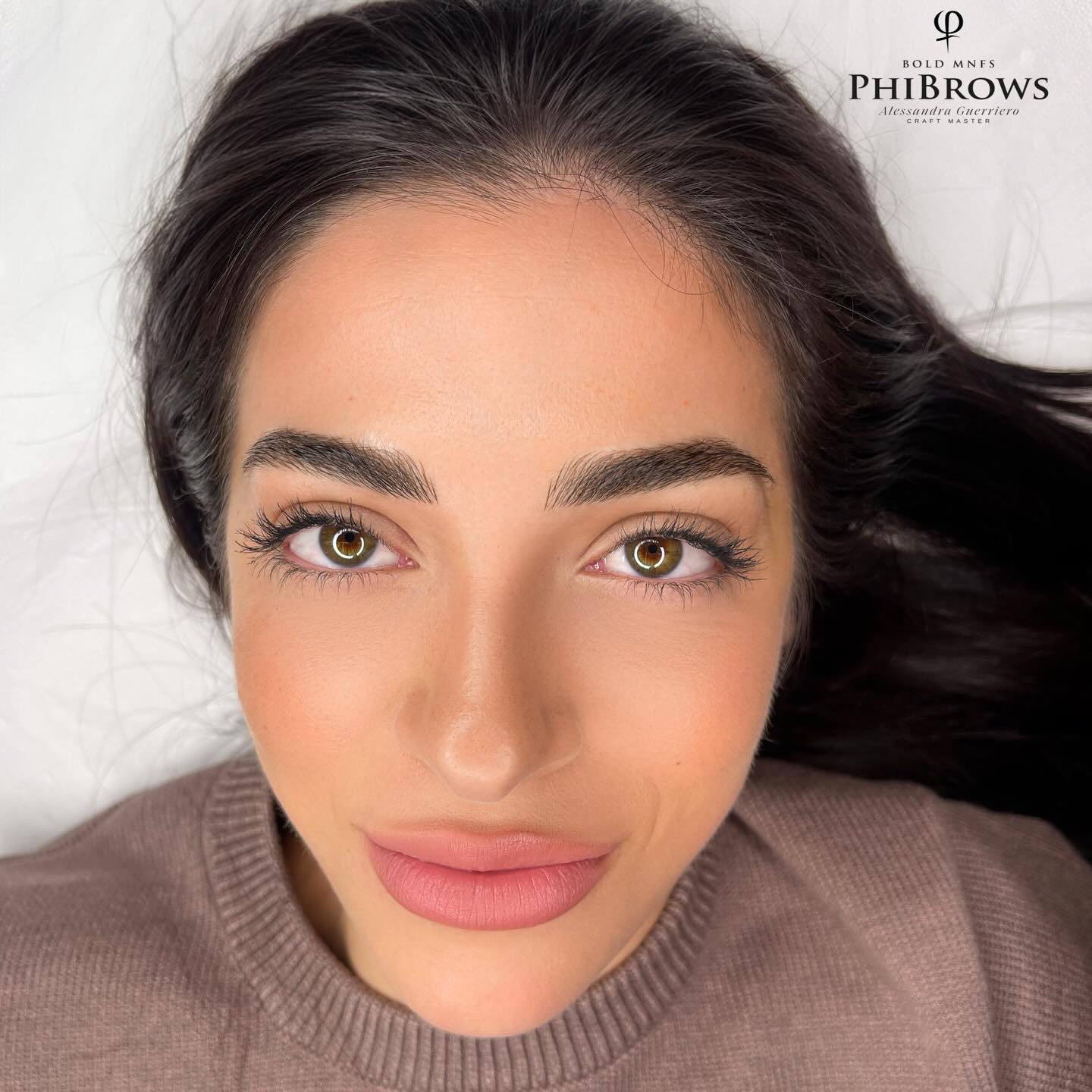 Viso di cliente con sopracciglia Microblading e Lip Blush