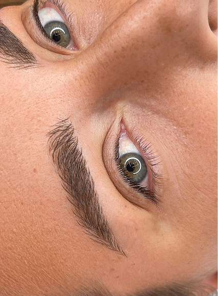 Sopracciglia con effetto powder brows